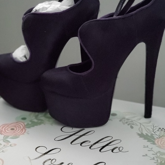 Shoes - Picture 1 of 7